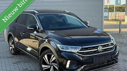 Zwart (metallic) Gebruikt 2022 VW T-Roc R-line SUV | € 23.900 (Eerlijke prijs)
