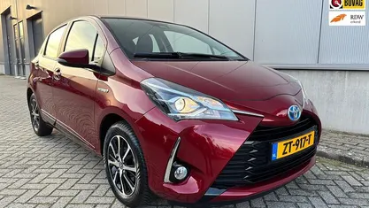 Rood (metallic) Occasion 2018 Toyota Yaris Hybrid Design Hatchback | € 14.950 (Goede deal)
