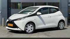 Wit Gebruikt 2015 Toyota Aygo X-play Hatchback | € 5.650 (Eerlijke prijs)