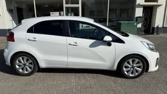 Wit Gebruikt 2016 Kia Rio Hatchback | € 6.500 (Eerlijke prijs)