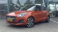 Oranje, metallic lak Gebruikt 2022 Suzuki Swift Style Hatchback | € 17.594 (Eerlijke prijs)