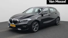 Zwart (metallic) Gebruikt 2023 BMW 118 Basis Hatchback | € 27.900 (Eerlijke prijs)