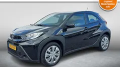 Zwart Gebruikt 2024 Toyota Aygo Play Hatchback | € 16.950 (Eerlijke prijs)