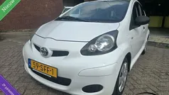Wit Gebruikt 2011 Toyota Aygo Hatchback | € 2.400 (Eerlijke prijs)