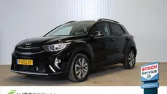 Zwart, metallic lak Gebruikt 2022 Kia Stonic SUV | € 21.400 (Eerlijke prijs)