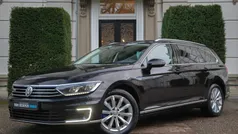 Zwart, metallic lak Gebruikt 2015 VW Passat Highline Stationwagen | € 17.940 (Eerlijke prijs)