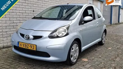 Blauw (metallic) Gebruikt 2006 Toyota Aygo Hatchback | € 1.750 (Eerlijke prijs)