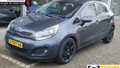Grijs (metallic) Gebruikt 2014 Kia Rio Hatchback | € 7.445 (Eerlijke prijs)