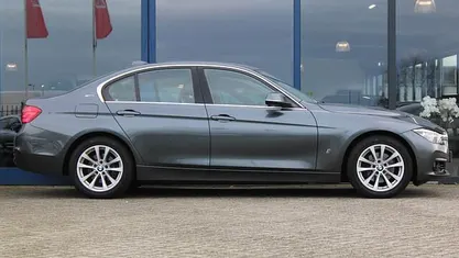 Grijs Gebruikt 2016 BMW 330 Executive Sedan | € 17.400 (Eerlijke prijs)
