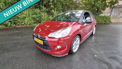 Rood, metallic lak Gebruikt 2010 Citroën DS3 Sport Chic Hatchback | € 3.499 (Eerlijke prijs)