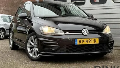 Zwart Gebruikt 2018 VW Golf VII R-line Hatchback | € 12.950 (Eerlijke prijs)