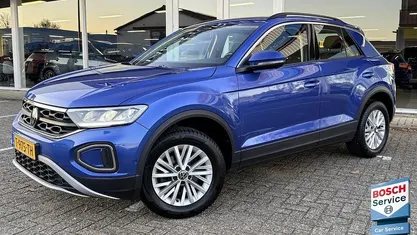 Blauw Occasion 2023 VW T-Roc Life SUV | € 24.495 (Eerlijke prijs)
