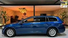 Blauw, metallic lak Gebruikt 2023 VW Passat Business Stationwagen | € 24.985 (Eerlijke prijs)