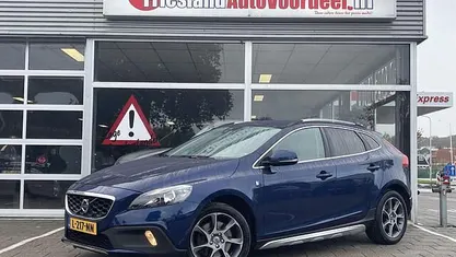 Blauw Gebruikt 2015 Volvo V40 Ocean Race Hatchback | € 9.499 (Eerlijke prijs)
