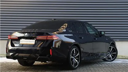 Zwart Occasion 2024 BMW 530e Comfort Edition Sedan | € 56.900 (Eerlijke prijs)