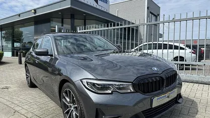 Grijs Gebruikt 2021 BMW 330e Sport Line Sedan | € 28.650 (Super prijs)