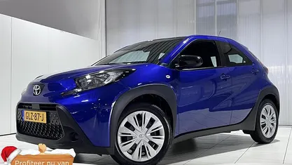 Juniper blue metallic (blauw metallic) Gebruikt 2024 Toyota Aygo X Play SUV | € 19.149 (Eerlijke prijs)