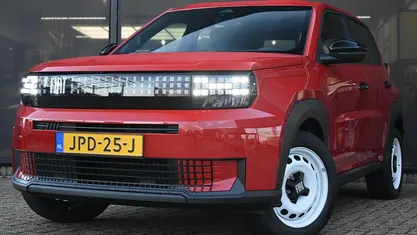 Occasion 2025 Fiat Grande Panda Red Hatchback | € 24.895 (Goede deal)