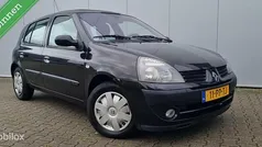 Zwart Gebruikt 2004 Renault Clio II Dynamique Hatchback | € 1.440 (Eerlijke prijs)