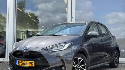 Grijs Gebruikt 2021 Toyota Yaris Hybrid Hatchback | € 18.950 (Eerlijke prijs)
