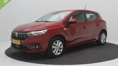 Rood, metallic lak Gebruikt 2021 Dacia Sandero Comfort Hatchback | € 11.685 (Super prijs)