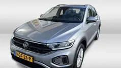 Zilver, metallic lak Gebruikt 2022 VW T-Roc Life SUV | € 28.450 (Goede deal)