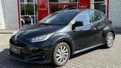 Zwart Gebruikt 2023 Toyota Yaris Hybrid Active Hatchback | € 22.900 (Eerlijke prijs)