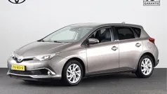 Grijs Gebruikt 2017 Toyota Auris Hybrid Executive Hatchback | € 18.945 (Eerlijke prijs)