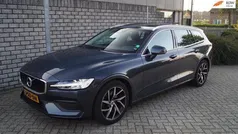 Blauw, metallic lak Gebruikt 2020 Volvo V60 Momentum Stationwagen | € 28.450 (Eerlijke prijs)