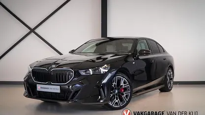 Zwart Occasion 2024 BMW 550e M Sport Sedan | € 77.950 (Eerlijke prijs)