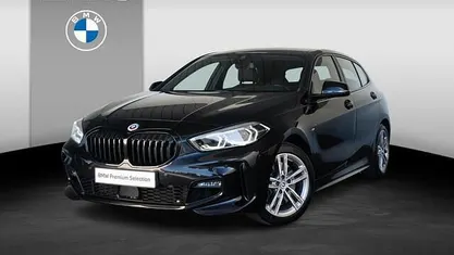 Zwart (metallic) Gebruikt 2022 BMW 120 Executive Hatchback | € 32.900 (Eerlijke prijs)