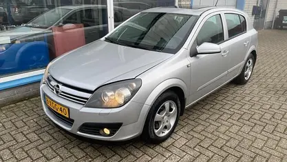 Grijs (metallic) Gebruikt 2006 Opel Astra Essentia Hatchback | € 1.950 (Goede deal)