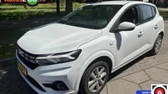 Wit Gebruikt 2023 Dacia Sandero Essentiel Hatchback | € 14.745 (Goede deal)