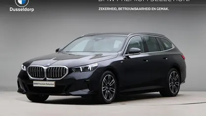 Zwart Occasion 2024 BMW 530e Comfort Edition Stationwagen | € 59.850 (Eerlijke prijs)