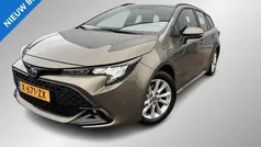 Groen, metallic lak Gebruikt 2024 Toyota Corolla Active Stationwagen | € 28.899 (Eerlijke prijs)