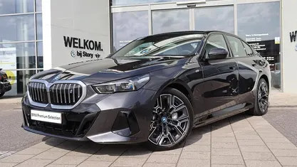 Grijs Gebruikt 2023 BMW i5 Executive Sedan | € 54.950 (Eerlijke prijs)