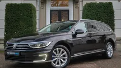Zwart, metallic lak Gebruikt 2015 VW Passat Highline Stationwagen | € 17.940 (Eerlijke prijs)