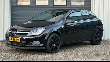 Zwart (metallic) Gebruikt 2010 Opel Astra GTC Edition Hatchback | € 4.950 (Eerlijke prijs)