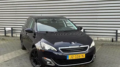 Blauw (metallic) Gebruikt 2016 Peugeot 308 Premium Hatchback | € 5.950 (Eerlijke prijs)
