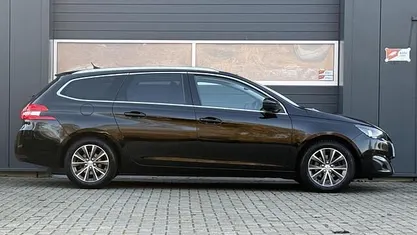 Zwart (metallic) Occasion 2017 Peugeot 308 SW Premium Stationwagen | € 5.950 (Eerlijke prijs)