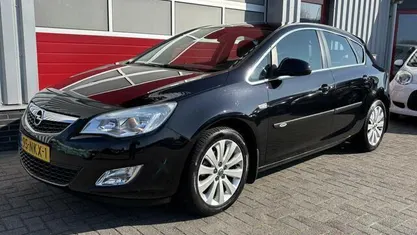 Zwart Gebruikt 2010 Opel Astra Cosmo Hatchback | € 4.450 (Eerlijke prijs)