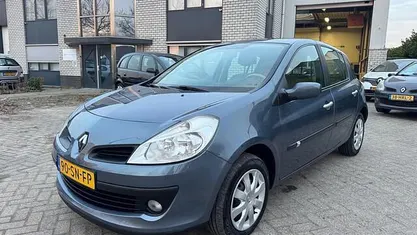 Blauw (metallic) Occasion 2006 Renault Clio II Dynamique Hatchback | € 3.950 (Eerlijke prijs)