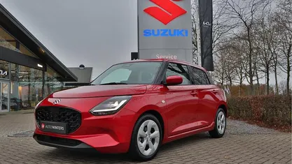 Rood (metallic) Gebruikt 2025 Suzuki Swift Hatchback | € 19.890 (Eerlijke prijs)