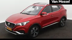 Rood, metallic lak Gebruikt 2020 MG ZS Luxury Sedan | € 13.444 (Eerlijke prijs)