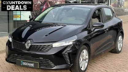 Zwart Gebruikt 2023 Renault Clio V Evolution Hatchback | € 21.995 (Eerlijke prijs)