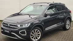 Zwart Gebruikt 2023 VW T-Roc Style SUV | € 27.240 (Eerlijke prijs)