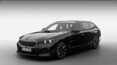 Saphirschwarz metallic (zwart metallic) Nieuw 2025 BMW 530e M Sport Stationwagen | € 94.440 (Eerlijke prijs)