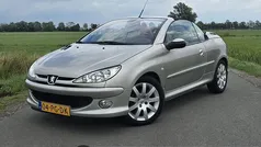 Grijs, metallic lak Gebruikt 2004 Peugeot 206 CC Roland Garros Cabriolet | € 2.950 (Eerlijke prijs)
