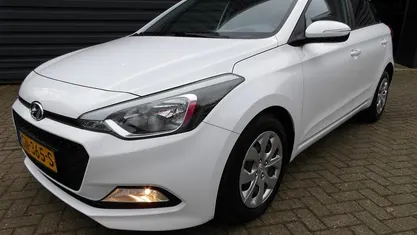 Wit Gebruikt 2015 Hyundai i20 Hatchback | € 5.950 (Eerlijke prijs)