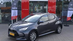 Grijs, metallic lak Gebruikt 2021 Toyota Yaris Hybrid Hatchback | € 18.900 (Eerlijke prijs)
